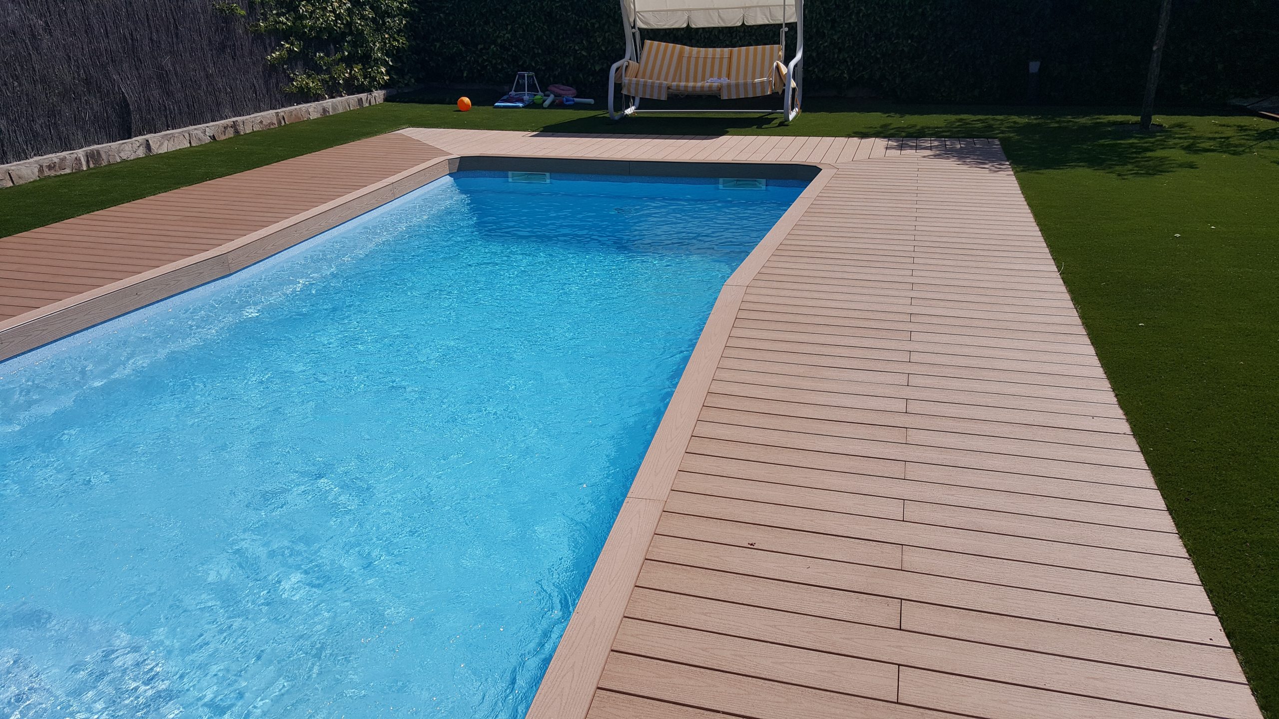 Tarima de madera alrededor de una piscina