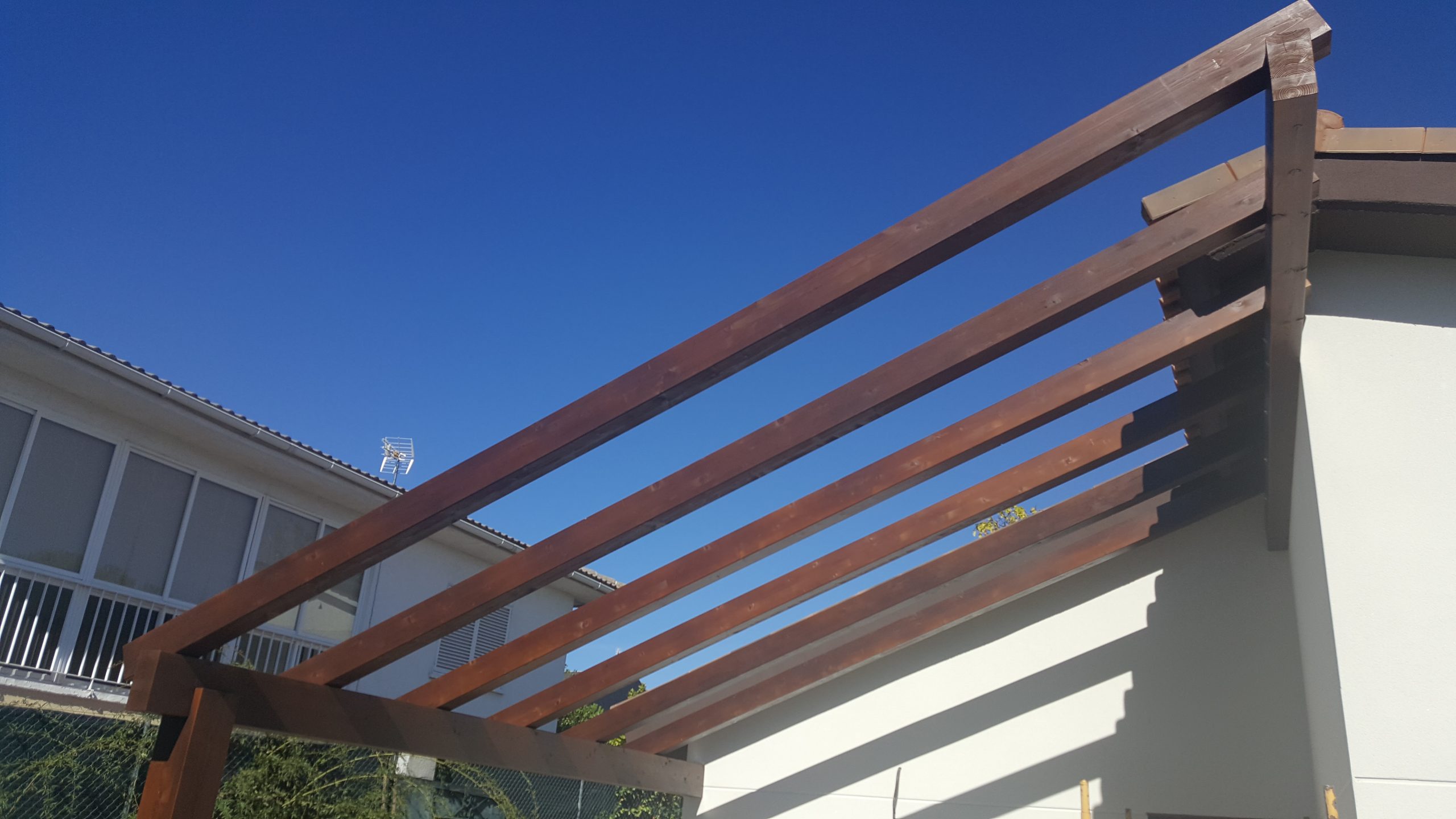 Pérgola de madera adosada a una vivienda