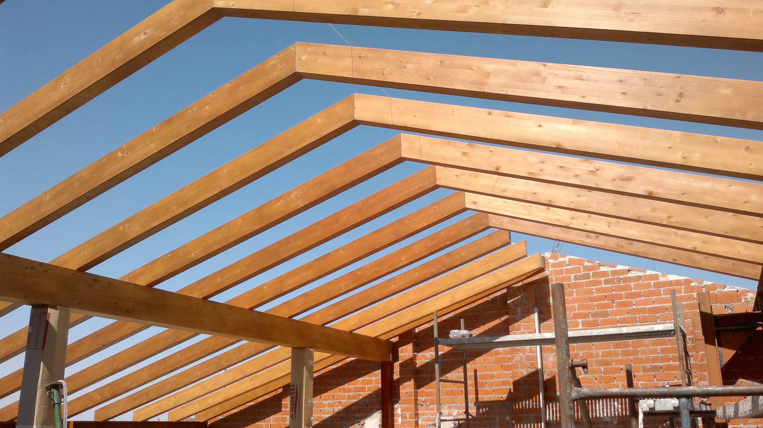 Estructura de vigas de madera para una cubierta inclinada
